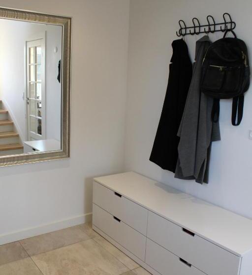 צימר Close But Quiet