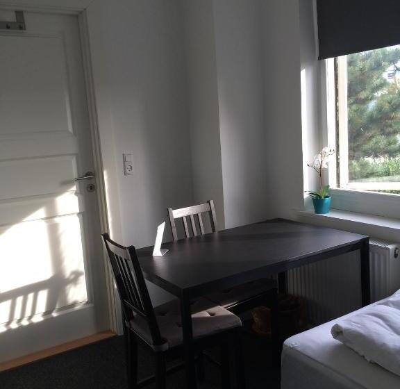 צימר Close But Quiet