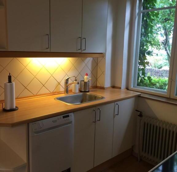 צימר Close But Quiet