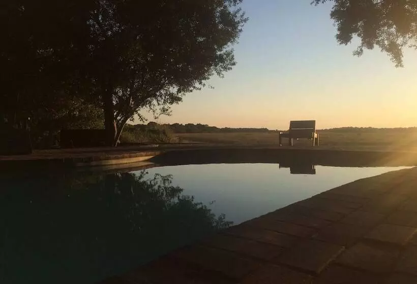 هتل Island Safari Lodge