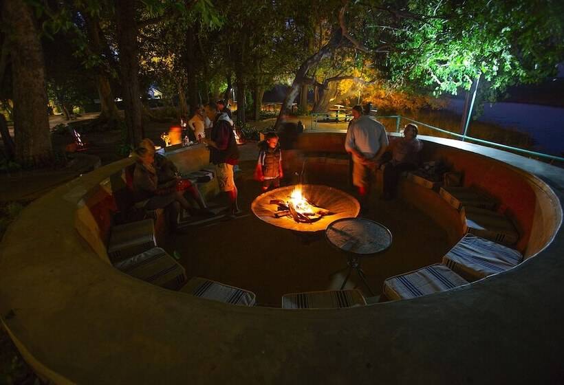 هتل Island Safari Lodge