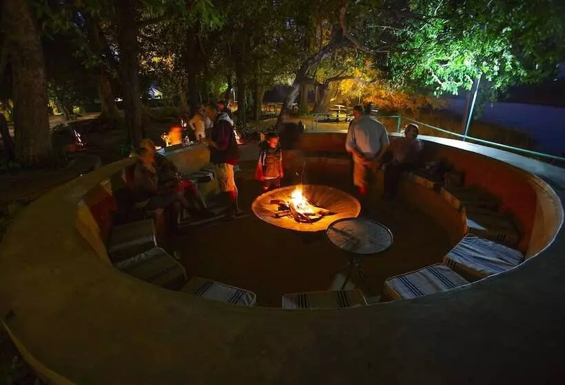 هتل Island Safari Lodge