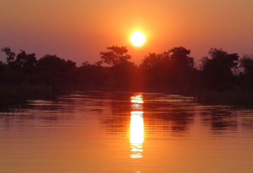 هتل Island Safari Lodge