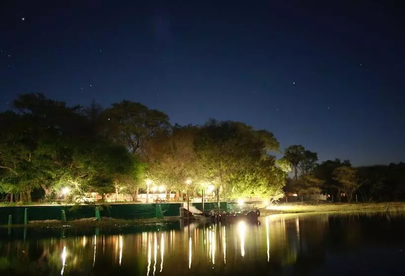 هتل Island Safari Lodge