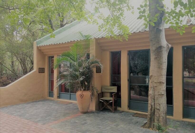 هتل Island Safari Lodge