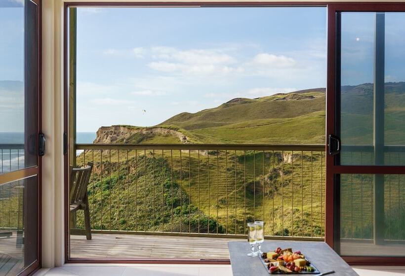 בית מלון כפרי Castaways Resort