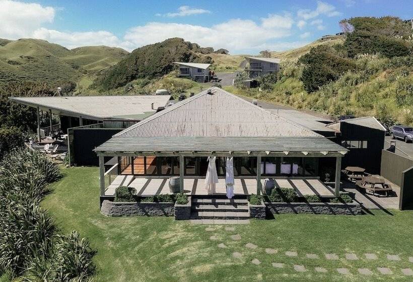 בית מלון כפרי Castaways Resort