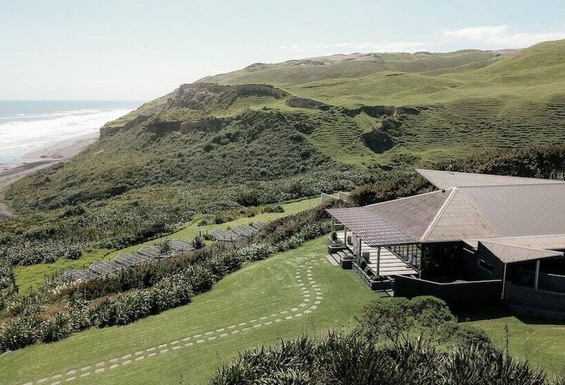 בית מלון כפרי Castaways Resort