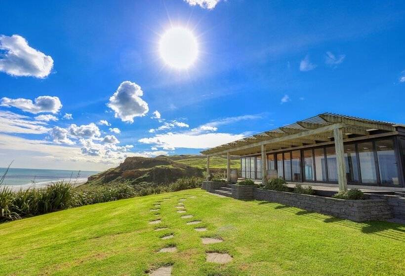 בית מלון כפרי Castaways Resort