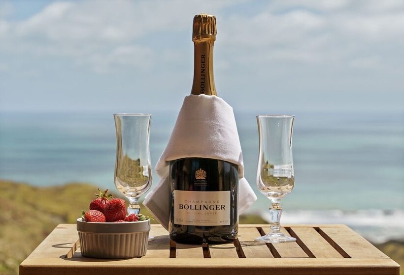 בית מלון כפרי Castaways Resort