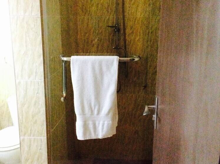 Ne Yo Hotel And Suites