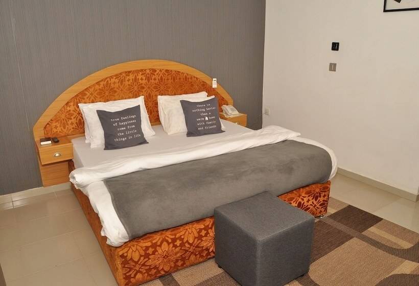 Ne Yo Hotel And Suites