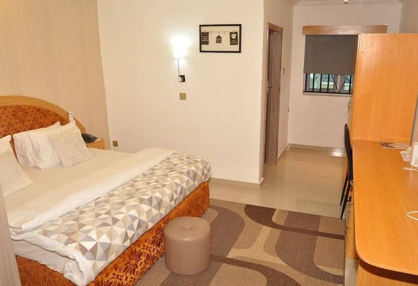 Ne Yo Hotel And Suites