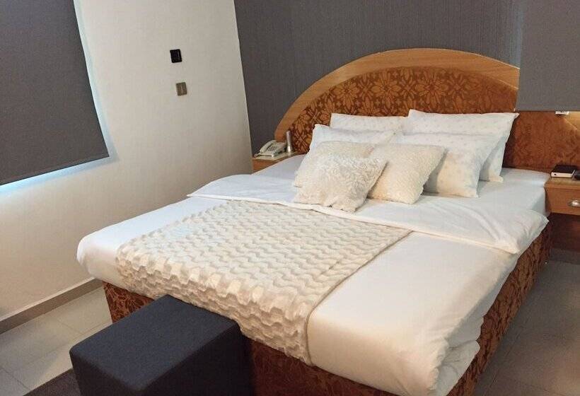 Ne Yo Hotel And Suites