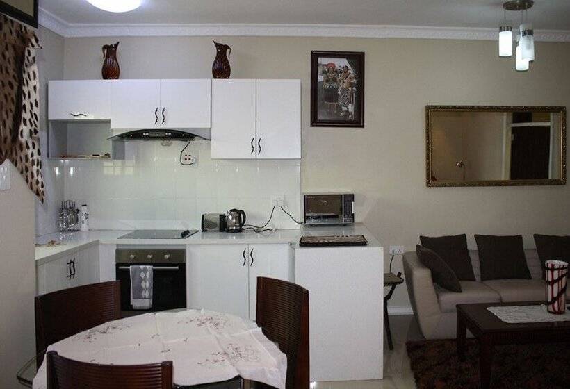 هتل Nomads Court Lodge