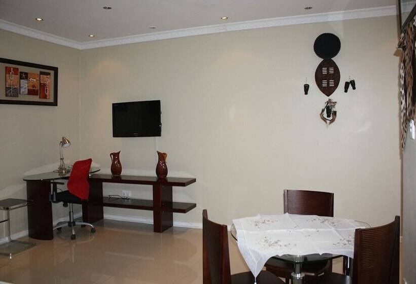 هتل Nomads Court Lodge