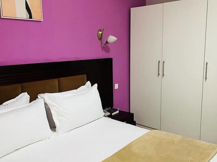 هتل Nomads Court Lodge