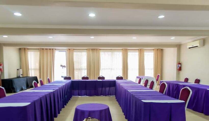 هتل Nomads Court Lodge