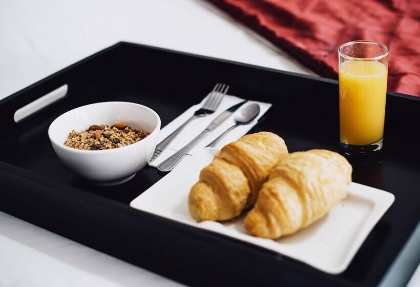 هتل Nomads Court Lodge