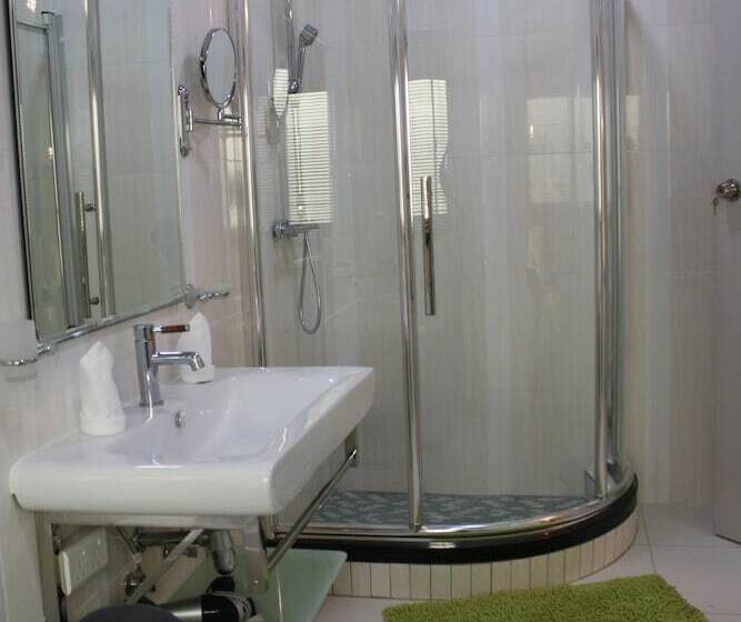 هتل Nomads Court Lodge