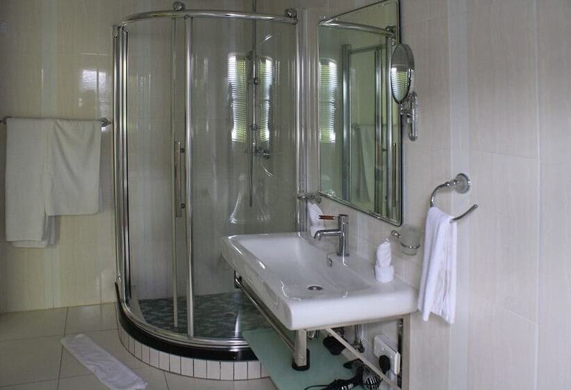 هتل Nomads Court Lodge