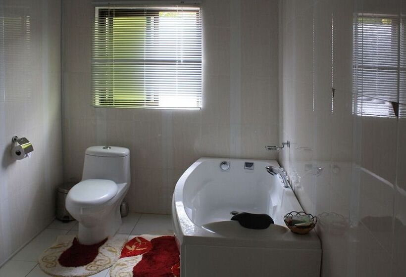 هتل Nomads Court Lodge