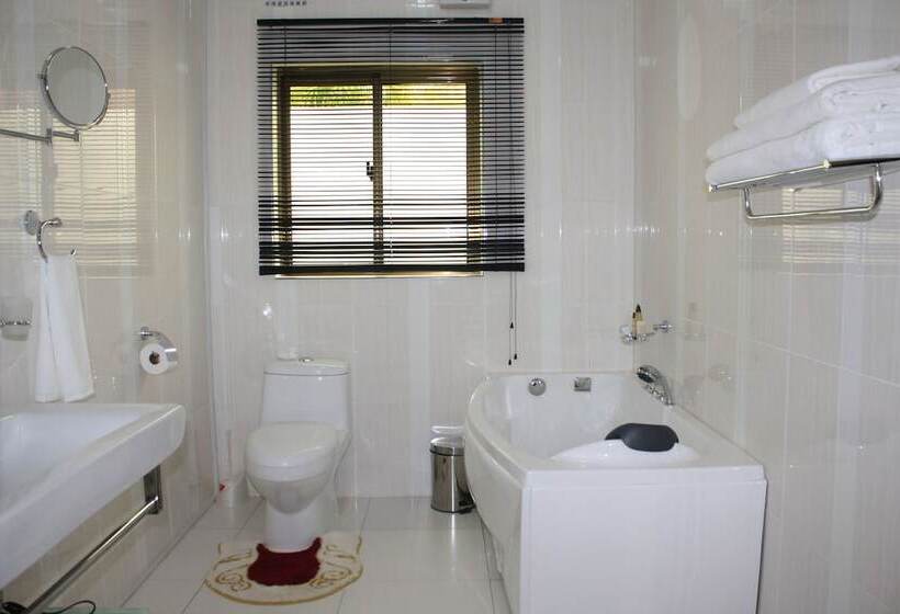 هتل Nomads Court Lodge