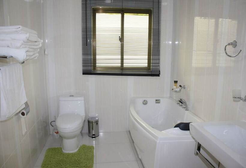 هتل Nomads Court Lodge