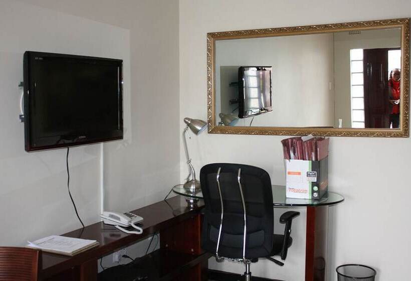 هتل Nomads Court Lodge