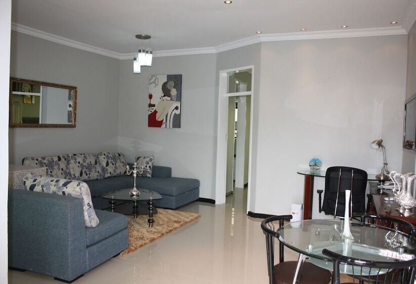 هتل Nomads Court Lodge