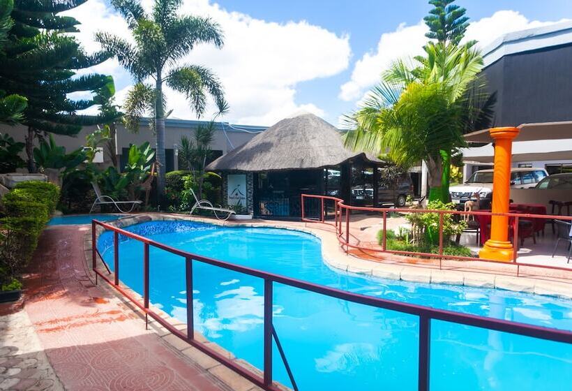 هتل Nomads Court Lodge