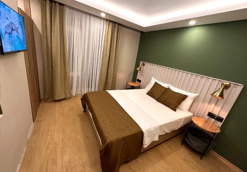 Red Castle Hotel & Pub