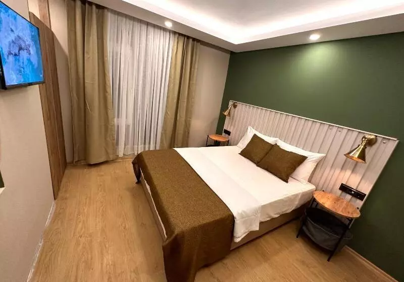 Red Castle Hotel & Pub