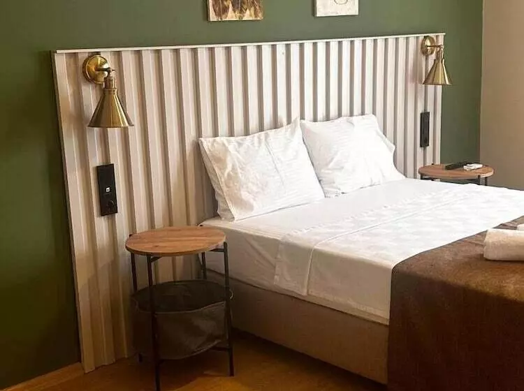 Red Castle Hotel & Pub