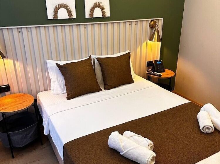 Red Castle Hotel & Pub