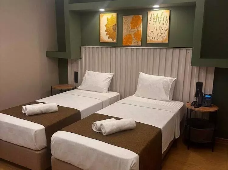 Red Castle Hotel & Pub