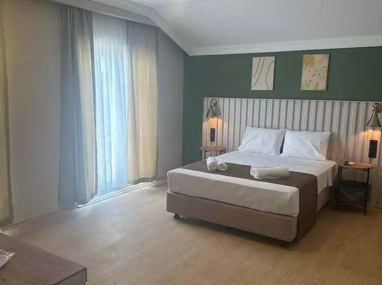 Red Castle Hotel & Pub