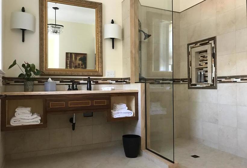 Castle La Crosse Bed And Breakfast