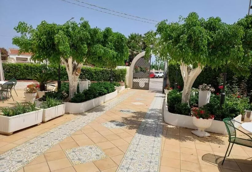 هتل Arenella Beach Rooms