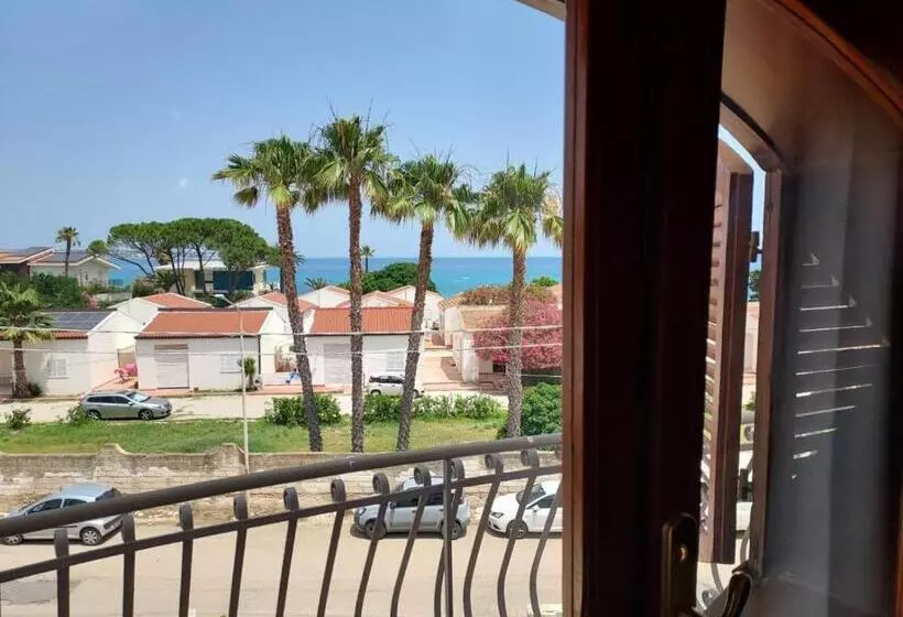 هتل Arenella Beach Rooms