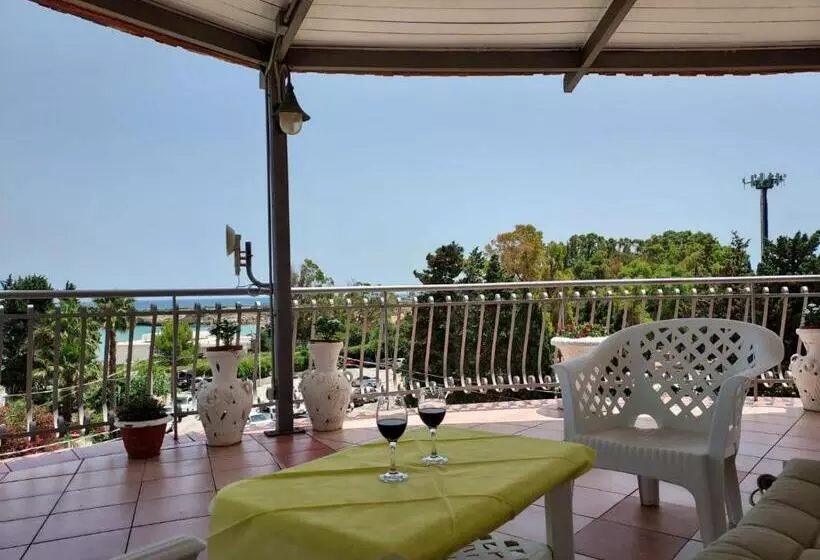 هتل Arenella Beach Rooms