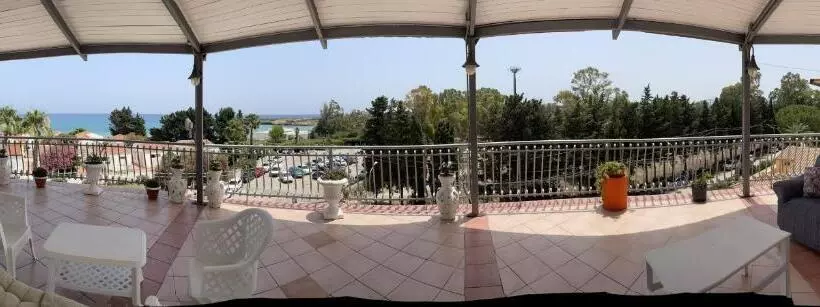 هتل Arenella Beach Rooms