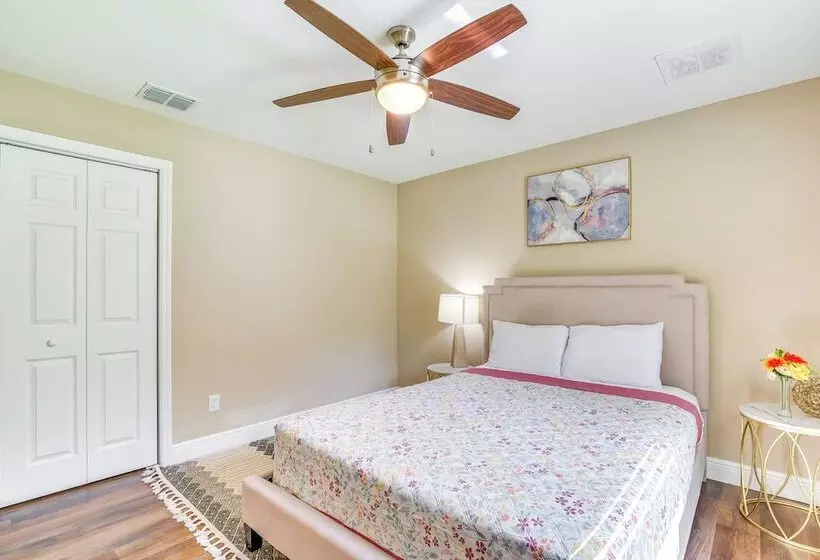 Brooksville Home ~ 5 Mi To Weeki Wachee Springs!