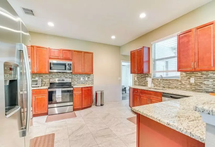 Brooksville Home ~ 5 Mi To Weeki Wachee Springs!