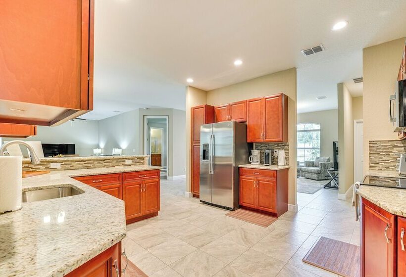 Brooksville Home ~ 5 Mi To Weeki Wachee Springs!