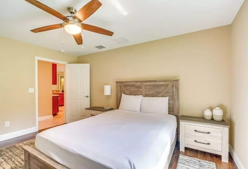 Brooksville Home ~ 5 Mi To Weeki Wachee Springs!