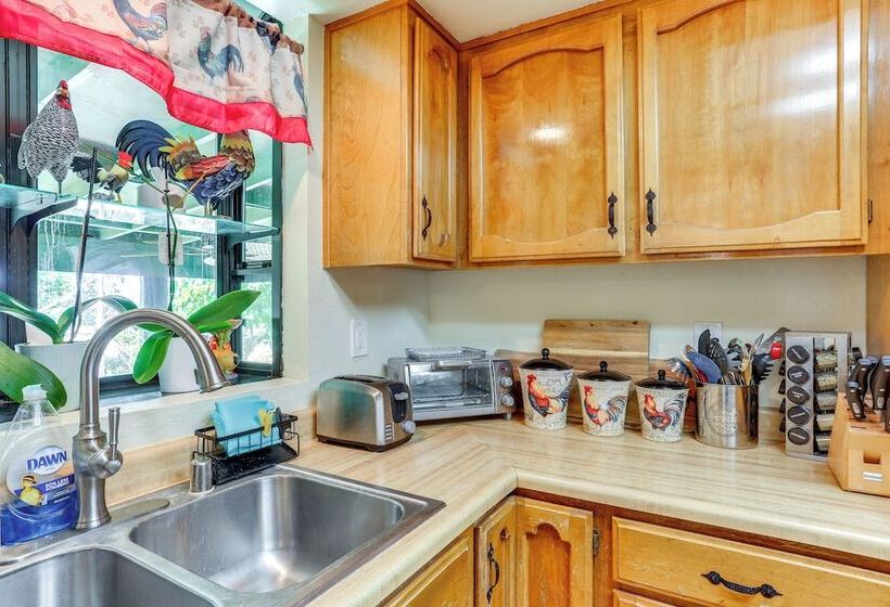 Hot Tub & Horse Boarding On 3 Acres In Redding!