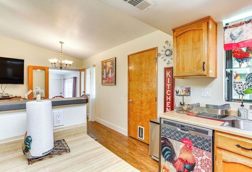 Hot Tub & Horse Boarding On 3 Acres In Redding!