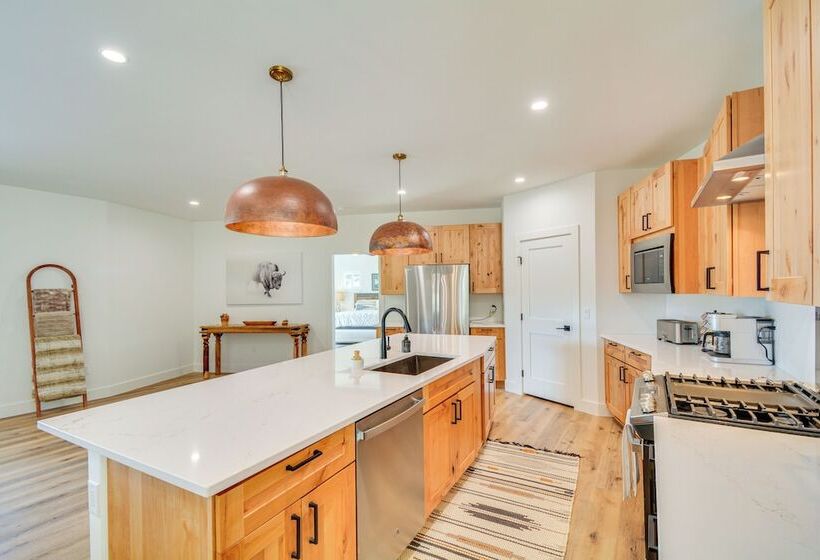 2 Mi To Lake: Stunning Twin Lakes Home W/ Deck