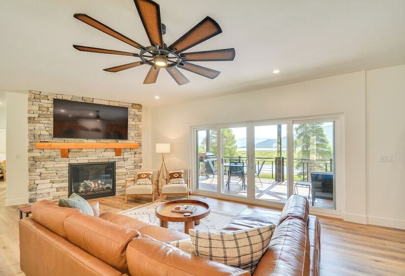 2 Mi To Lake: Stunning Twin Lakes Home W/ Deck